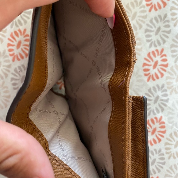 Micheal Kors tan wallet - Picture 3 of 3